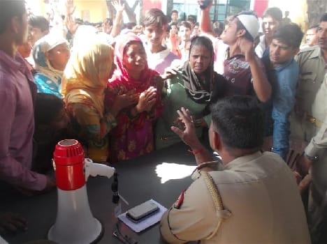 People bitten by a commotion of police siege
